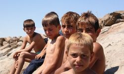 Van Gölü'nde yüzen çocuklar kışın siyah, yazın sarı saçlı oluyor