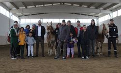 Van'da misafir edilen depremzede çocuklar at çiftliğinde eğlendi