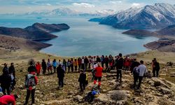 Doğaseverler Van Gölü koylarında yürüyüş yaptı