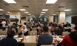 Van'da misafir edilen depremzedeler evlerinden uzakta iftar yaptı