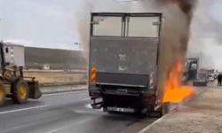 Van'da seyir halindeki tır alev alev yandı