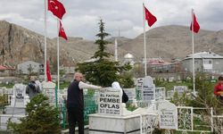 Van’da Arefe günü şehitlik ve mezarlıklar doldu taştı