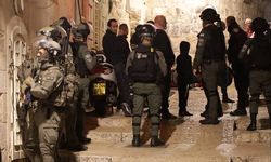 İsrail polisi teravih sonrası da Mescid-i Aksa'ya baskın düzenledi