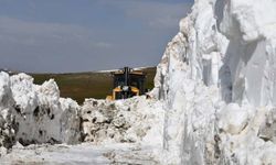 Şırnak’ta göçerlerin kullandığı karla kaplı yollar açılıyor