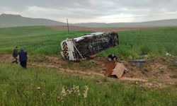 Sivas'ta minibüs tarlaya uçtu: 13 yaralı