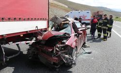 Erzincan’da feci kaza: Otomobil, tırın altına girdi