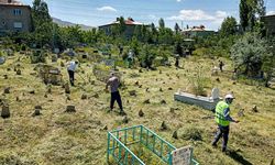 Van’da mezarlıklarda bayram temizliği yapıldı