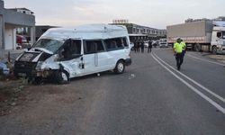 Tır ile minibüs çarpıştı: 3'ü ağır 21 kişi yaralandı
