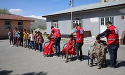 Gönüllüler Van'da engelli, yaşlı ve çocukları tıraş etti