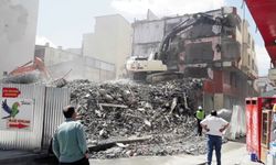 Van'da hasarlı binalar tek tek yıktırılıyor