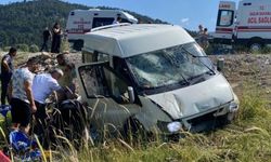 Kontrolden çıkan minibüs şarampole yuvarlandı: 7 yaralı