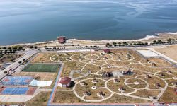 Van Gölü kıyısına inşa edilen millet bahçesi açılışa hazırlanıyor