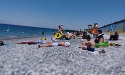 Mavi Bayraklı Halk Plajı'nda hafta sonu yoğunluğu