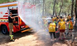 Sıcaktan bunalan çocuklar itfaiye erleri ile su savaşı yaptı