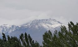 Süphan Dağı Ağustos ayında beyaza büründü
