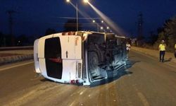 Minibüs ile otomobil çarpıştı: 1 ölü, 16 yaralı