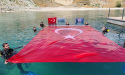 Dalgıçlar Van Gölü'nde Türk bayrağı açtı