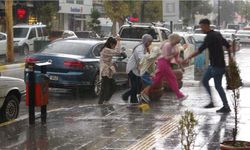 Van’da sağanak vatandaşı hazırlıksız yakaladı