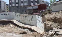Van’da inşaat kazısında istinat duvarı çöktü