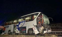 Yolcu otobüsü tıra arkadan çarptı: 1’i ağır 15 yaralı