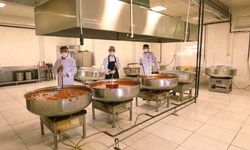 Van'da belediye ekipleri 3 bin 300 kişiye sıcak yemek ulaştırıyor