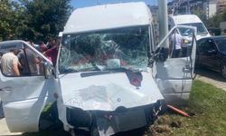 Malatya'da kontrolden çıkan minibüs refüje çarptı: 8 yaralı