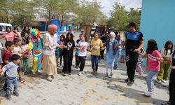 Gönüllüler ve polislerden Van'daki çocuklar için moral etkinliği