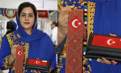 İranlı kadın Türk bayrağını kravat ve cüzdanlara işledi