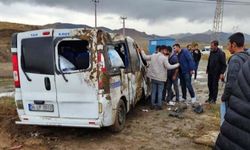Van'da yolcu minibüsü takla attı: 4 yaralı