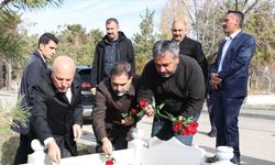 Van depreminde hayatını kaybeden gazeteci Yılmaz, mezarı başında anıldı