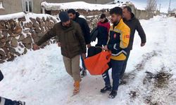 Van'da yolu kardan kapanan mahalledeki hastasının imdadına ekipler yetişti