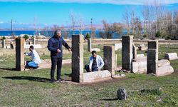 Van'daki Selçuklu Mezarlığı'nda sandukalı mezar ortaya çıkarıldı