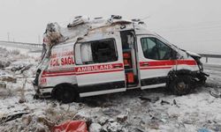 Ambulans kaza yaptı: 3 yaralı