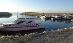 Van Gölü’nde balıkçı tekneleri limanda mahsur kaldı