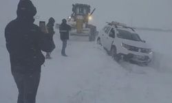 Van'da karda mahsur kalan araçlar kurtarıldı