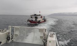 Van Gölü'nde arızalanan balıkçı teknesini deniz polisi kurtardı