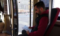 Van'da yolcular okusun diye minibüsüne kitaplık yaptı