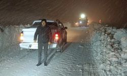 Hakkari'de yoğun kar! Sürücüler yolda kaldı