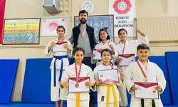 Van Ferit Melen Ortaokulu öğrencilerinin judo başarısı