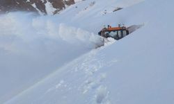 Van’da kar kalınlığı iş makinesinin boyunu aştı