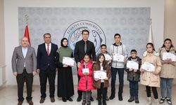 Erciş’te kitap okuma yarışmasında dereceye girenlere ödülleri verildi