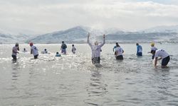 Vangölü Aktivistleri "Kış Yüzme Şenliği" düzenlendi