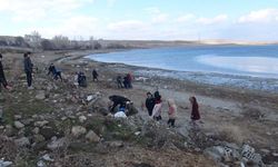 Öğrenciler ve Van Gölü Aktivistleri Derneği üyeleri sahilde çevre temizliği yaptı