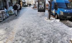 Van'da yollar ve kaldırımlar buz kesti