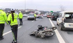 TEM'de emniyet şeridindeki araca arkadan çarpan motosikletli kurye öldü