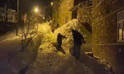 Karla kaplı mahallede hayvanları için gece saman taşıyorlar