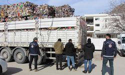 Çöp dolu tırdan 3 kaçak göçmen çıktı