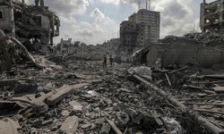 İsrail, sivillerin sığındığı binaya saldırdı