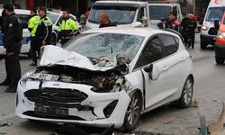 Alanya'da otomobil karşı şeride geçerek 2 araca çarptı: 2 ölü, 3 yaralı