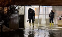 Evi sular altında kalan aile, akrabalarına sığındı